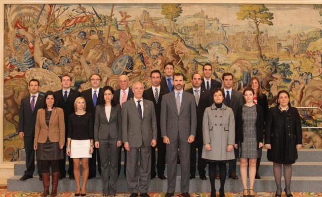 Don Felipe junto a una representación de la Junta Directiva del Colegio Oficial de Ingenieros de Telecomunicación